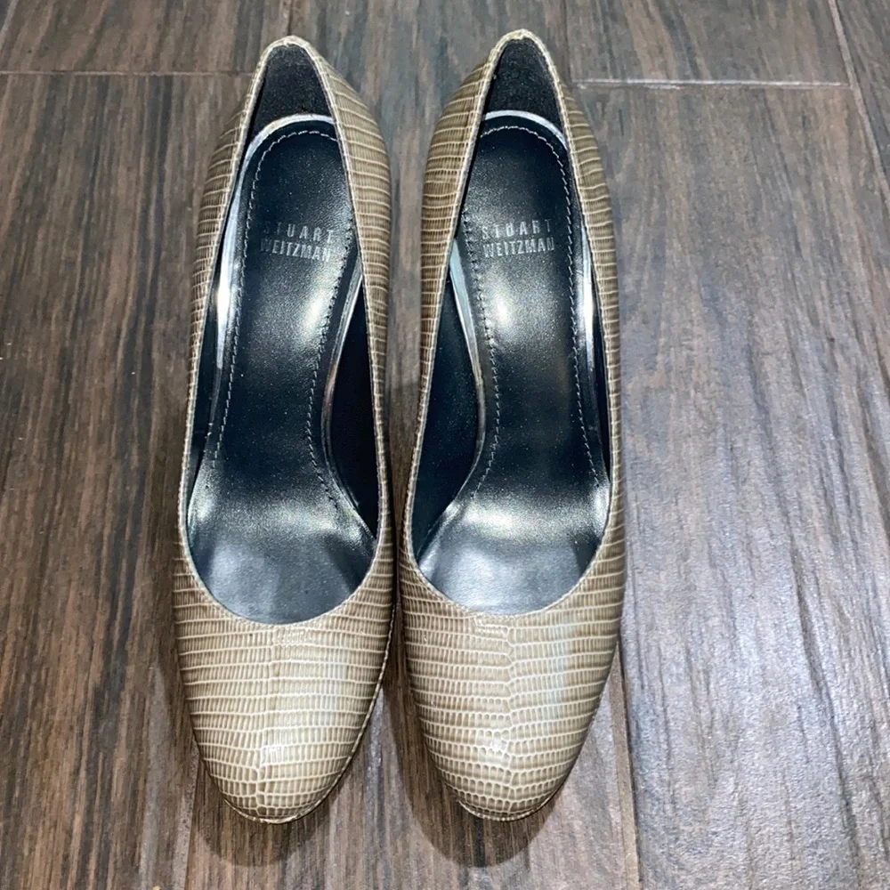 Stuart Weitzman snake embossed patent leather almost round toe pumps heels 8.5m